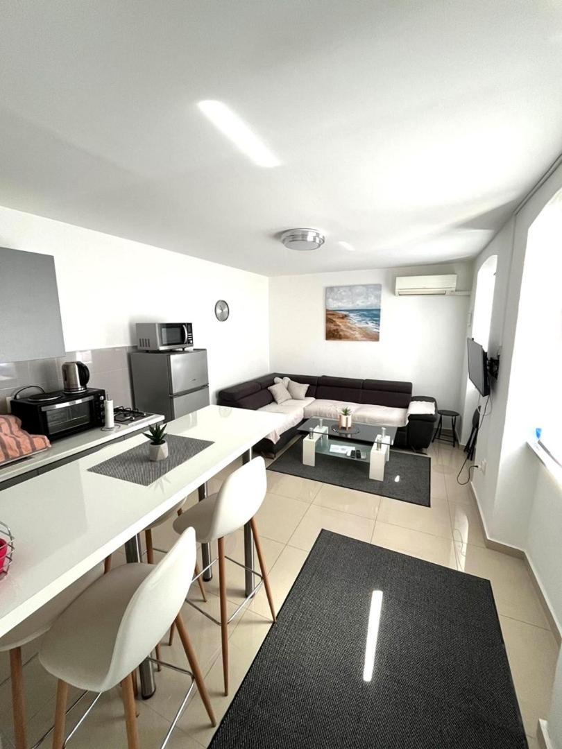 City Centre Apartment With Terrace 2 Póla Kültér fotó